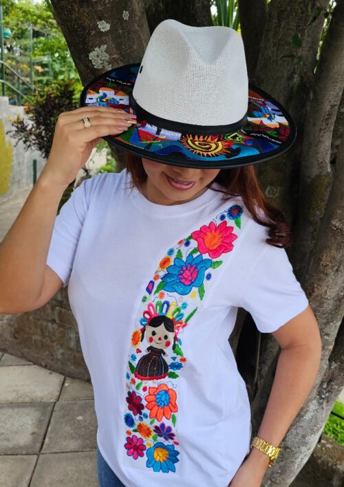Camiseta bordada Muñecas y flores