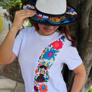 Camiseta bordada Muñecas y flores